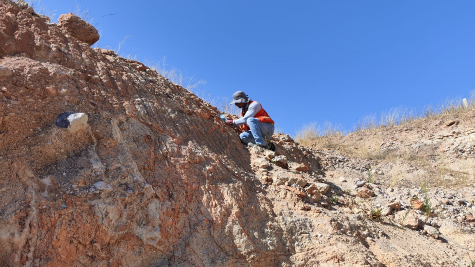 Reconocimiento de un afloramiento rocoso durante una visita geológica de campo.